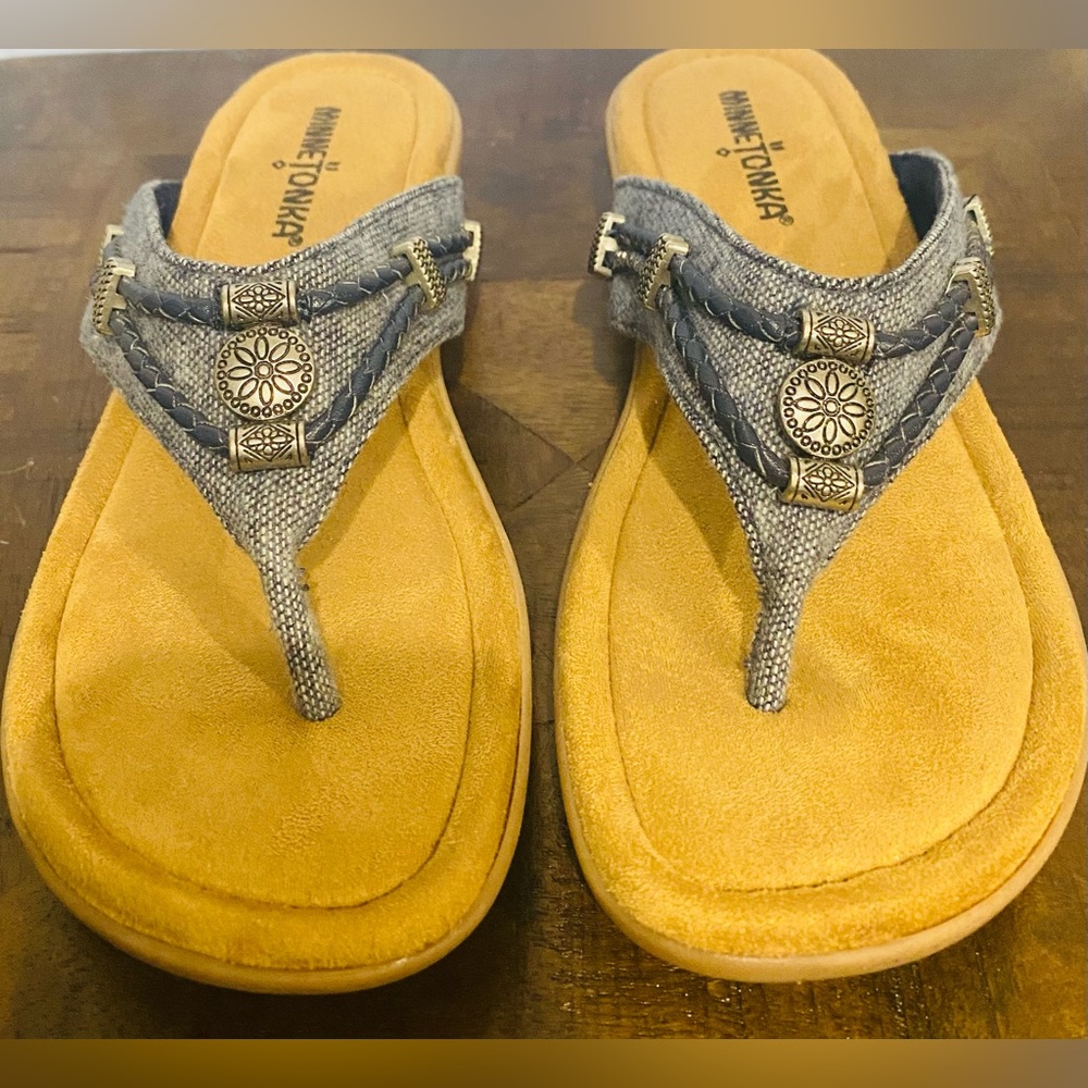 Minnetonka Silverthorne Thong Sandals Slip On Leather Jeweled Padded Foot Blue 7
